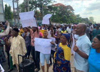 BREAKING: Lagos APC Members Protest Alleged Imposition Of Candidates
