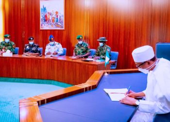 Prison Break: Buhari Meets Service Chiefs At State House