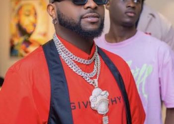 Davido Shares Dollars To Fans, Workers At Lagos Airport
