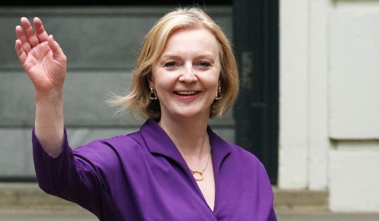 LONDON, ENGLAND - SEPTEMBER 05: New Conservative Party leader and incoming prime minister Liz Truss waves as she leaves Conservative Party Headquarters on September 5, 2022 in London, England. The Conservative Party have elected Liz Truss as their new leader replacing Prime Minister Boris Johnson, who resigned in July. (Photo by Carl Court/Getty Images)