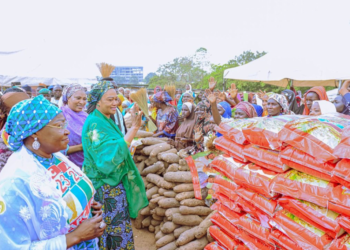 APC Women Campaign Team Donates Food, Empowerment Grants To Abuja IDPs