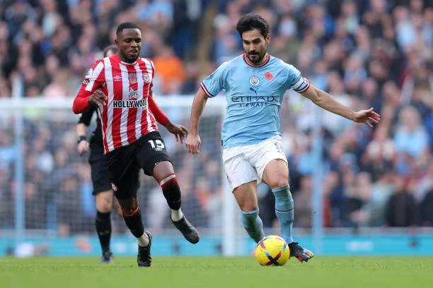 EPL: Onyeka Stars As Brentford Beat Man City At Etihad 1 MANCHESTER, ENGLAND - NOVEMBER 12: Ilkay Gundogan of Manchester City is challenged by Frank Onyeka of Brentford during the Premier League match between Manchester City and Brentford FC at Etihad Stadium on November 12, 2022 in Manchester, England. (Photo by Alex Livesey/Getty Images)