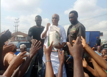 Imasuangbon Takes Atiku Campaign To Edo Villages, Share Rice For Christmas