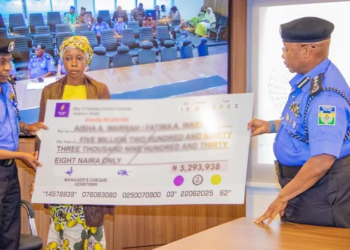Police Present N13bn Cheque To Slain, Injured Officers’ Families