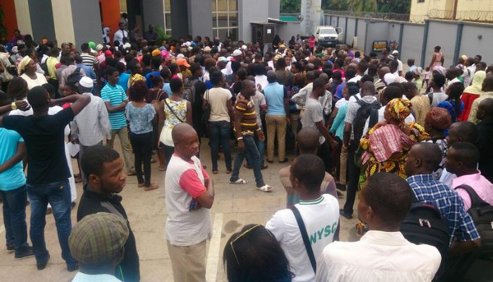 Naira Scarcity: NLC Renews Pledge To Roll Back Anti-People Policies As Queues At Banks Persist 1 Queues at ATM2