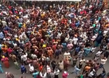 Crowd Besieges CBN Office With Old Notes In Lagos