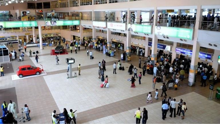 Alfândega prende passageiro com destino ao Brasil com US$ 10 mil falsos no aeroporto de Lagos