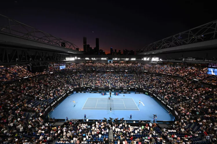 A general view shows the crowd at Rod Laver Arena as Czech Republic's Jiri Lehecka (L) and Greece's Stefanos Tsitsipas warm up before their men's singles quarter-final match on day nine of the Australian Open tennis tournament in Melbourne on January 24, 2023. (Photo by ANTHONY WALLACE / AFP) / -- IMAGE RESTRICTED TO EDITORIAL USE - STRICTLY NO COMMERCIAL USE --