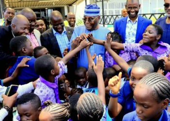 Excited Abuja School Children ‘Mob’ Atiku At Airport