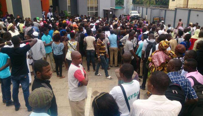 Cashless Policy: Bankers’ Committee Hits Calabar Streets, Interfaces With Traders 1 Queues at ATM