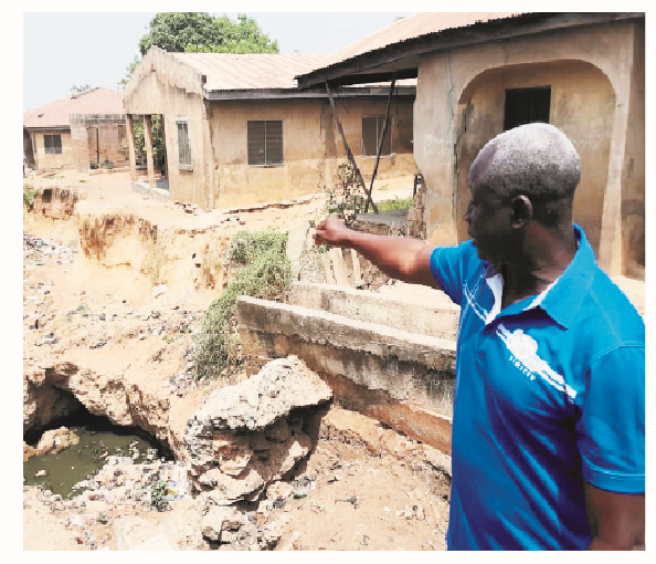 Some residential buildings affected by the gully erosion at Akorede community, Tanke area, Ilorin, Kwara State. Photo by Abdullahi Olesin, Ilorin.