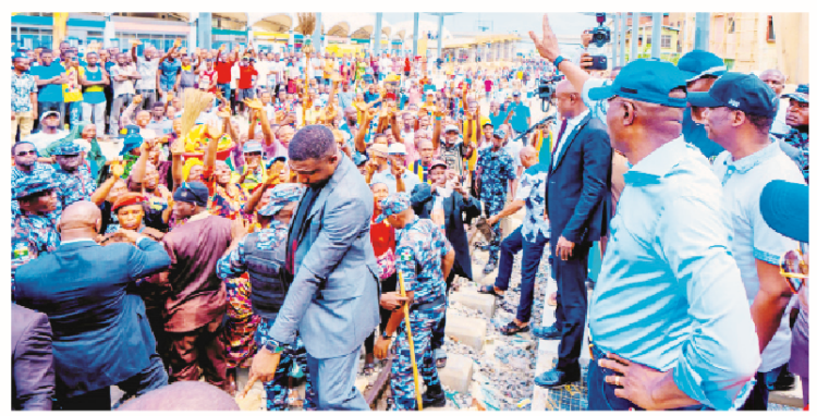 Lagos State Governor Babajide Sanwo-Olu (right) acknowledging greetings from traders during an inspection of the Red Line Rail at Yaba Terminal, with him is the deputy governor, Dr Obafemi Hamzat (second right),in Lagos. PHOTO BY KOLAWOLE ALIU