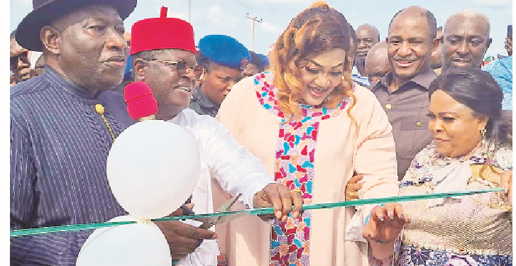 L-R: Former President Goodluck Jonathan; Ebonyi State Governor Dave Umahi;  his wife, Rachel Umahi; former NCPC executive secretary, John Kennedy Opara, and former first lady, Dame Patience Jonathan, during the commissioning of some projects, including Dr. Goodluck Jonathan Bridge in Edda, Afikpo South local government area, yesterday.