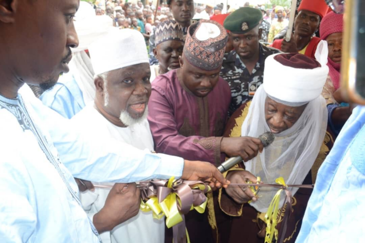 The Emir of Ilorin, Alh Ibrahim Sulu-Gambari commissioning the secretariat building of Ilorin ultra- modern Central Jumma'at Mosque in Ilorin, Kwara State. He was assisted by the chairman of the mosque's committee, Alh Shehu AbdulGafar ( behind) and Architect Jamiu Faworaja( left). Photo by Abdullahi Olesin, Ilorin.