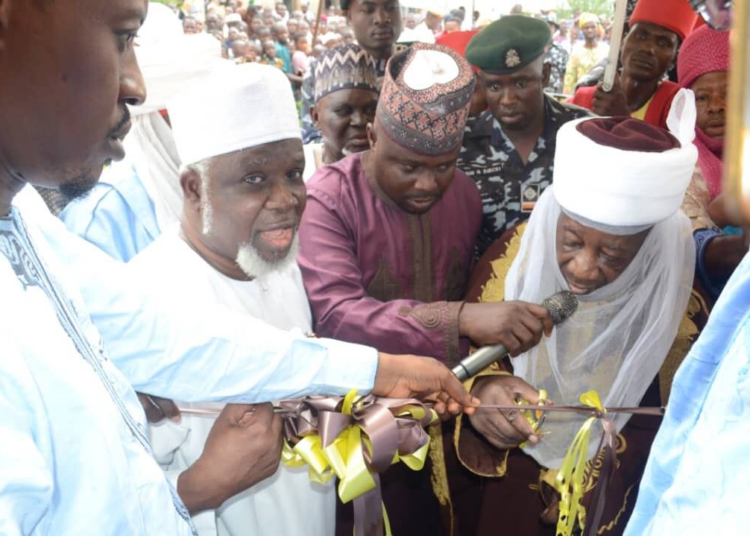 The Emir of Ilorin, Alh Ibrahim Sulu-Gambari commissioning the secretariat building of Ilorin ultra- modern Central Jumma'at Mosque in Ilorin, Kwara State. He was assisted by the chairman of the mosque's committee, Alh Shehu AbdulGafar ( behind) and Architect Jamiu Faworaja( left). Photo by Abdullahi Olesin, Ilorin.