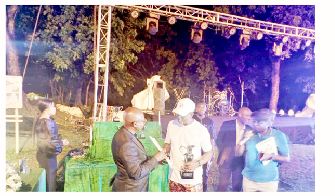 IBB Golf Club: Momah Wins 2023 Captain’s Inaugural Tourney 1 Captain of the IBB International Golf and Country Club, Dr Banjo Obaleye presents trophy and plague to the winner of the Captain’s Inaugural tournament, Chidi Momah