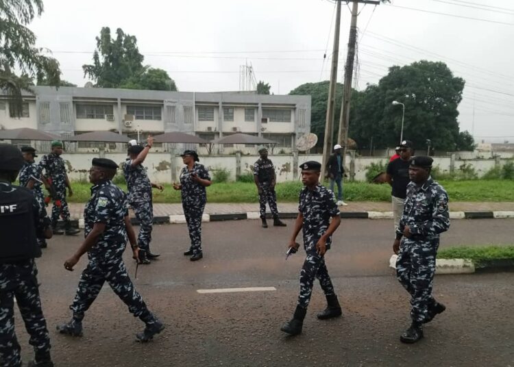 Kwara State commisioner of Police, Ebunoluwaritimi Adelesi, leading policemen to maintain law and order along Ahmadu Bello Way, leading to the Government House, Ilorin on Wednesday. Photo by Abdullahi Olesin, Ilorin.