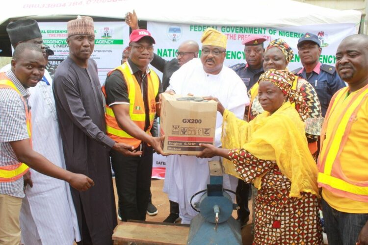 Kwara State deputy governor, Mr Kayode Alabi (4th right) handing over relief item to one of the victims of 2022 flood disaster in the state. Photo by Abdullahi Olesin, Ilorin.