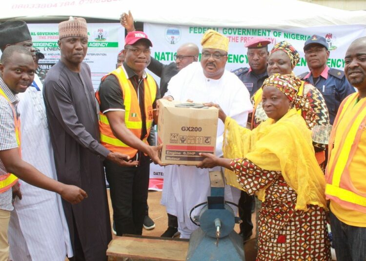 Kwara State deputy governor, Mr Kayode Alabi (4th right) handing over relief item to one of the victims of 2022 flood disaster in the state. Photo by Abdullahi Olesin, Ilorin.