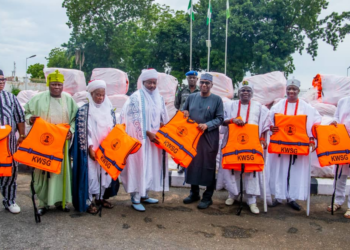 Kwara Gov’t Donates 1,000 Life Jackets To Patigi Community