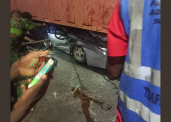 1 Rescued Unhurt, 2 Injured As Container Falls Off From Lagos Bridge On Vehicle