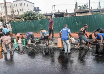 Lagos Residents Ignore Fire Scare, Scoop Fuel From Fallen Tanker