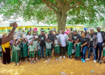 300 FCT Pupils Get Scholarships From Peace Icons