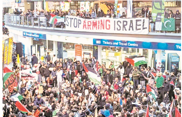 Pro Palestine supporters at Manchester Piccadilly station