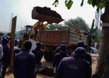 FCTA Demolishes Roadside Market, Illegal Car Mart