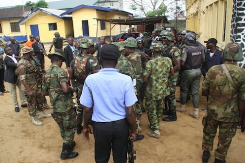 Soldiers, Policemen Deployed In Kuje Over Alleged Terrorists’ Threat 1 police and army clash