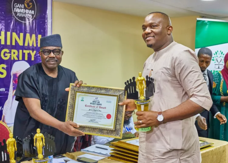 L-R: Former chairman, Asset Management Corporation of Nigeria (AMCON) and APC chieftain, Dr. Muiz Banire, presenting the Gani Fawehinmi Impact Award plaque to The Whistler publisher, Chief James Ume, in Lagos, recently.