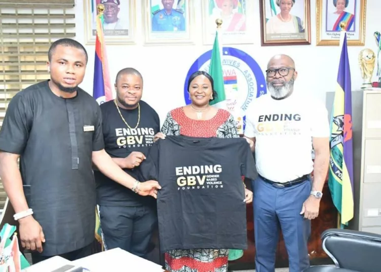 Wife of the Inspector General of Police and the national president of
Police Officers Wives Association (POWA), Mrs Elizabeth Egbetokun (3rd
from Left); (From Left): chief executive officer, Nzube Ikeji
Foundation, Mr Henry Nzube Ikeji; Mr Nwaokeke Francis and the
commandant general, EndingGBV, Ambassador Martins Abhulimhen when the
EndingGBV group paid a visit to the POWA president in Abuja.