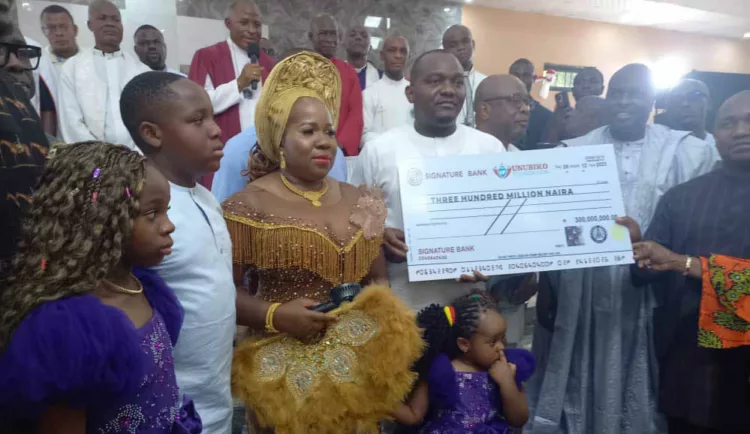 L-R: chairman Unubiko Foundation, Mrs Ngozi James (3rd left); founder, Chief James Ume (4th left), and others, at the flag-off ceremony of a N300m scholarship grant in Abia State, recently.