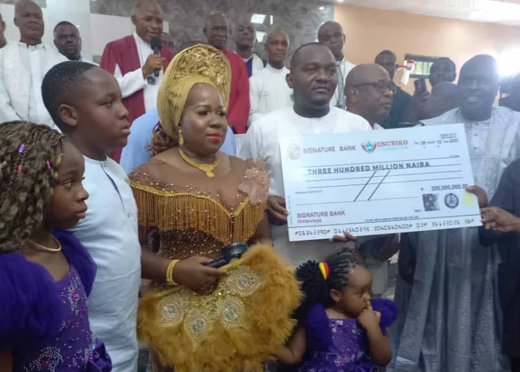 L-R: chairman Unubiko Foundation, Mrs Ngozi James (3rd left); founder, Chief James Ume (4th left), and others, at the flag-off ceremony of a N300m scholarship grant in Abia State, recently.