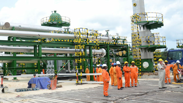 NNPC Signs Sale, Supply Agreement For 100mmscf/d Gas To Dangote Refinery 1 Engineers At A Site