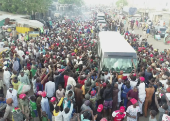 Crowd Welcomes Governor Yusuf Back To Kano