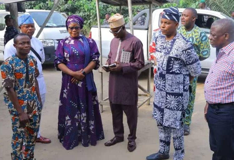 Photo Caption*: Commissioner, Ministry of Basic and Secondary Education, Mr Jamiu Alli-Balogun (2nd Right), Permanent Secretary, Abayomi Abolaji (First Right ) Chairman Olorunda LCDA Mr Samson Olatunde, Commissioner for Teaching Service Commission Mrs Idowu Abimbola, Chairman ANCOPSS and Mr Babadipo, the father of David