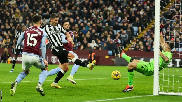 Newcastle Creep Back Into Champions League Chase, Thrash Aston Villa 3-1 1 IMG 5199