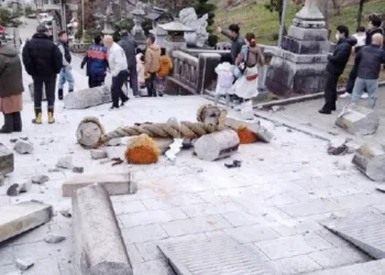 Residents Flee As Magnitude 7.6 Earthquake Hits Japan