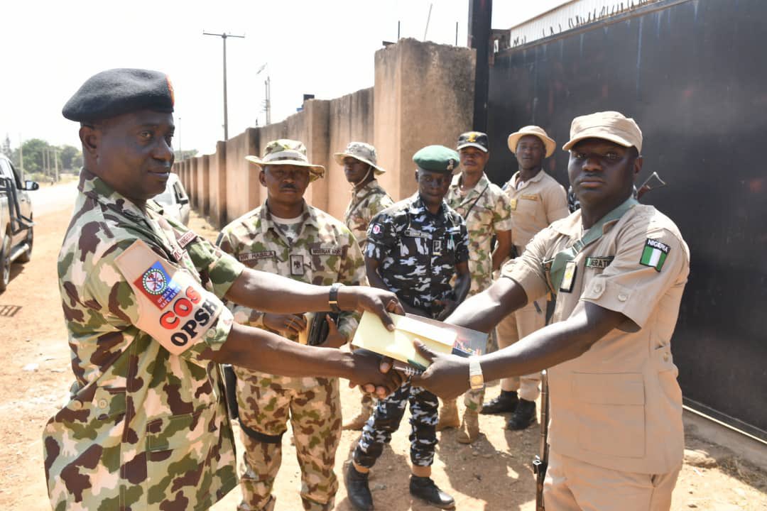 Army Officers Honoured For Rejecting N1.5m Bribe From Cattle Rustlers - Vimarsana News