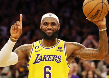 NBA: LeBron James Stars As Lakers Beat San Antonio Spurs