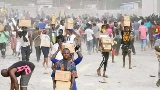 JUST-IN: Residents Loot NEMA Warehouse Over Economic Hardship In FCT 1 images 99