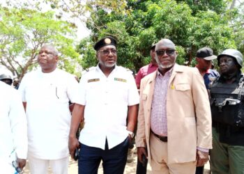PICTORIAL: FCTA Dislodges ‘Miscreants’ From Abuja Road Corridor Over Insecurity