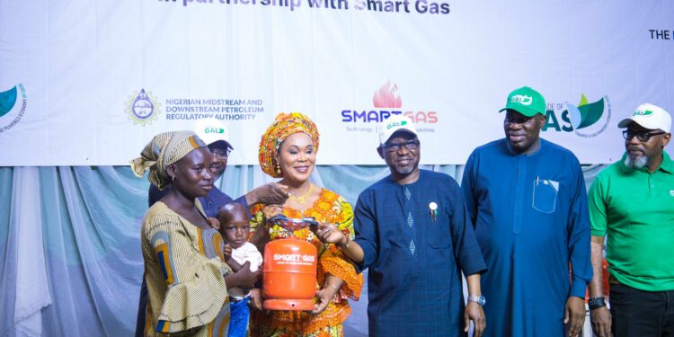 R-L : Coordinating director, Decade of Gas,  Edet Ubong; permanent secretary, Ministry of Petroleum Resources, Nicholas Agbo-Ella; minister of state Petroleum Resources (Gas), Ekperikpe Ekpo; minister of Women Affairs, Uju Kennedy-Ohanenye with a beneficiary, during the flag off of the Decade of Gas Grassroots LPG Penetration Programme in Abuja, yesterday.