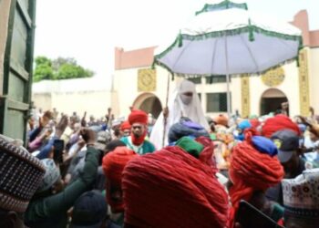 PICTORIAL: 15th Emir Of Kano Bayero Observes Juma’at Prayer In Mini Palace