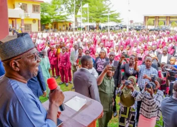 Kwara Governor Visits College To Applaud UTME Champions