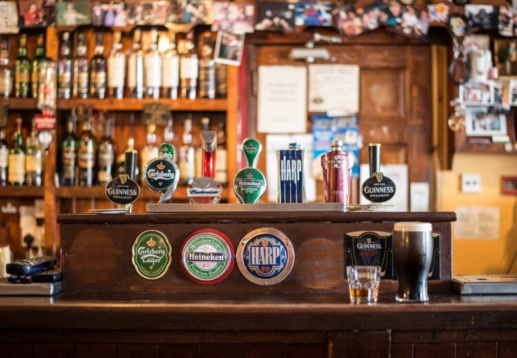https://pixabay.com/photos/bar-local-ireland-irish-pub-pub-209148/