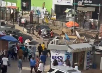 UPDATED: Chaos As Traders Beat Up Soldiers In Abuja Market