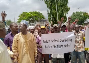 Pandemonium As Thugs Attack Anti-Ganduje Protesters At APC Headquarters