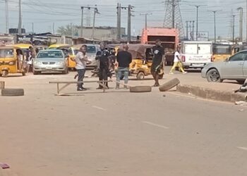 JUST-IN: Gun Duel Ensues As Hoodlums Attack Lagos Police Station